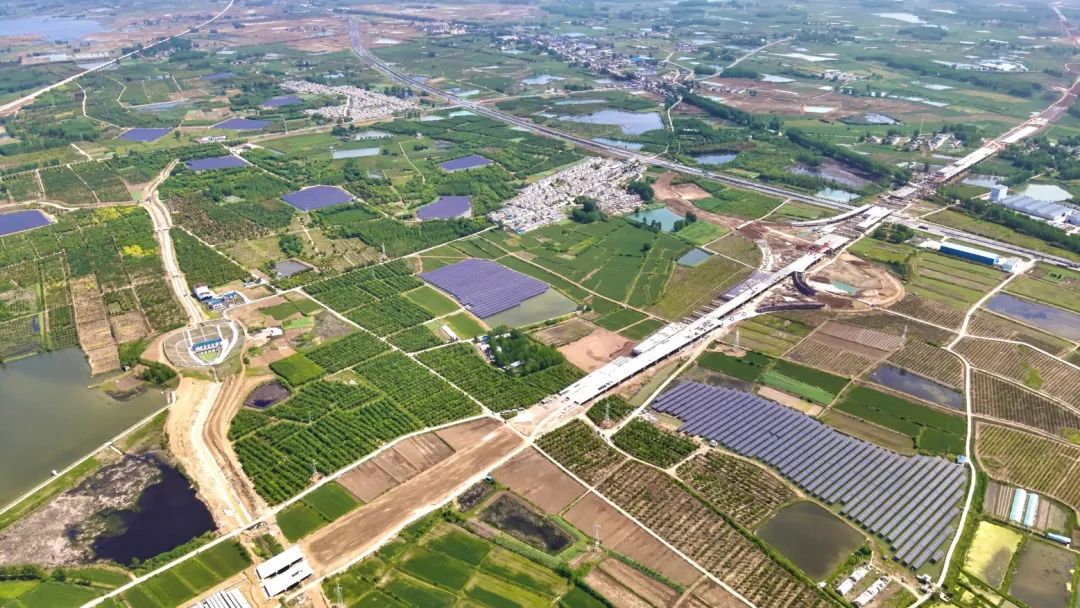 闲置坑塘变身“聚光盆”|永利欢乐娱人城安徽肥东一期134MW项目成功并网发电！